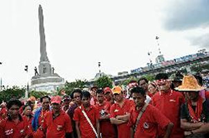 เสื้อแดงนัด 5 โมงเย็นถอนกำลังอนุสาวรีย์กลับทำเนียบ