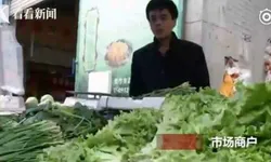 แม่ค้าจีนเสียชีวิตกะทันหัน เพื่อนบ้านเห็นใจ ช่วยกันขายผักให้จนหมด