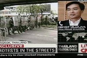 สงครามผู้นำ ตอบโต้ผ่าน CNN ทักษิณ-อภิสิทธิ์