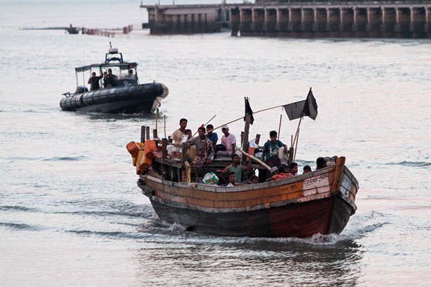 ชาวโรฮิงญาที่ลอยเรือหนีภัยการกวาดล้างโดยรัฐบาลเมียนมา