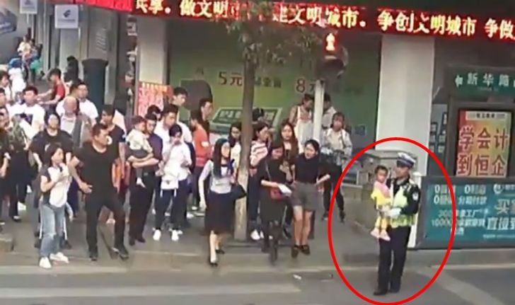 ทุกคนคือฮีโร่ ตำรวจจีนช่วยเด็กตัวน้อยหลงทาง โซเชียลชื่นชมทั้งเมือง