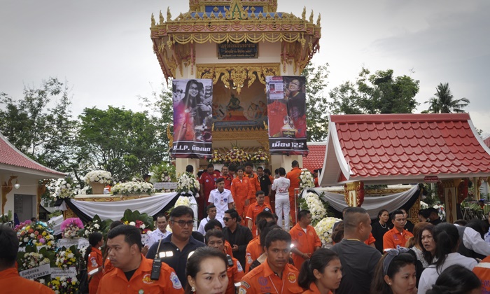 เผาทั้งน้ำตา กู้ภัยโคราชเปิดไซเรน-คนนับพันอาลัย "น้องมด" ครั้งสุดท้าย