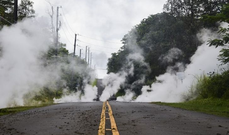 แผ่นดินไหวรุนแรงเกาะฮาวาย ทำพื้นถนนแตกร้าว ก๊าซพิษพวยพุ่ง