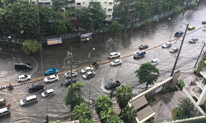 ฝนถล่มกรุง ประชาชื่น-งามวงศ์วาน-แคราย น้ำท่วมขังสูง