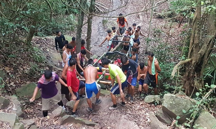 ภาพหาดูยาก ลูกหาบกว่า 30 ชีวิต แบกรถอีแต๊กขึ้นยอดภูกระดึง