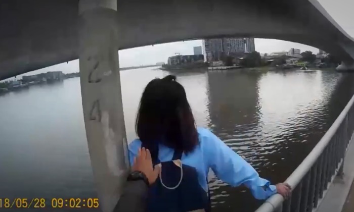 ภาพนาทีระทึก ตำรวจบึ่งช่วยชีวิตสาวสะอื้น กำลังจะโดดแม่น้ำตาย