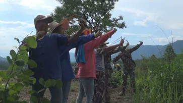 ปลูกป่าด้วยหนังสติ๊ก นอภ.วังโป่ง นำชาวบ้านยิงเมล็ดพันธุ์ 6,000 เมล็ด สู่ป่ารอบชุมชน