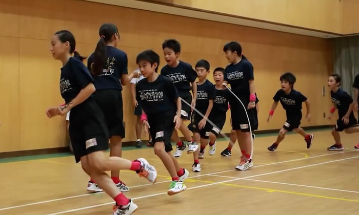 สุดยอดทีมเวิร์ค เด็กนักเรียนญี่ปุ่นทุบสถิติโลก กระโดดเชือกหมู่ 230 ครั้งใน 1 นาที