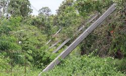 พายุถล่มหลังคาปลิวว่อน เสาไฟฟ้าหักโค่น 11 ต้น ล้มระเนระนาด ที่อำนาจเจริญ