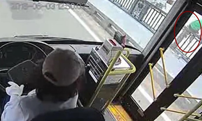 สุดยอดคนขับรถเมล์ เหลือบเห็นหญิงคิดสั้น จอดรถวิ่งช่วยทันเวลา