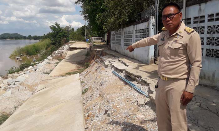 ลุยเอง! นายกร้องสื่อถนนริมแม่น้ำทรุด ชาวบ้านเดือดร้อนหนัก เผยของบไป 2 ปี เงียบกริบ