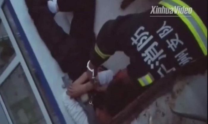 นับถือหัวใจ กู้ภัยจีนเสี่ยงชีวิตคล้องกุญแจมือติดกับชายขู่โดดตึก