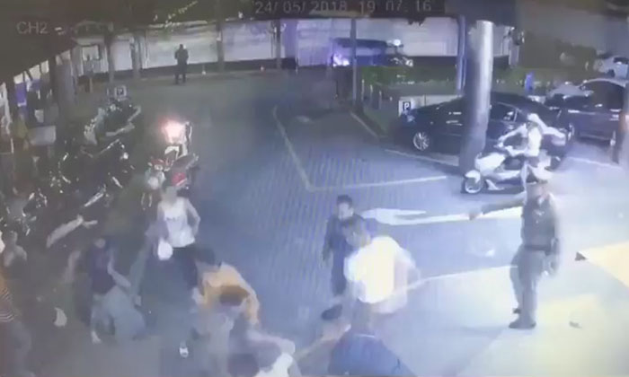 ชาวเน็ตประณาม! คลิปวัยรุ่นรุมทำร้ายคนแก่ หน้า สน.บุปผาราม