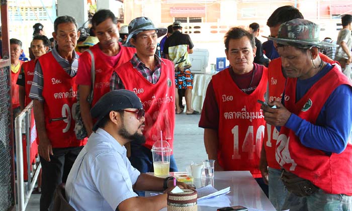 ตลาดสี่มุมเมืองคึก ตร. นำผู้ใช้แรงงาน 4,000 คน ตรวจหาสารเสพติดสนองนโยบายรัฐ