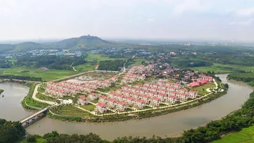 มหาเศรษฐีจีนบริจาคพันล้าน สร้างหมู่บ้านใหม่ จับสลากให้ชาวบ้านเข้าอยู่