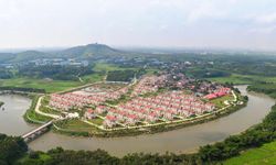 มหาเศรษฐีจีนบริจาคพันล้าน สร้างหมู่บ้านใหม่ จับสลากให้ชาวบ้านเข้าอยู่