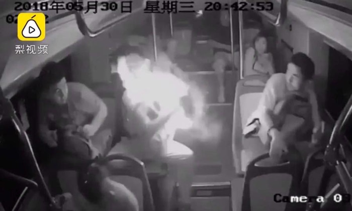 ชายจีนสะดุ้งสุดตัว “เพาเวอร์แบงก์” ระเบิดไฟลุกกลางรถเมล์