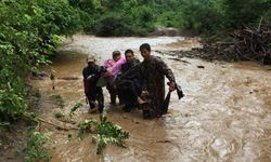 กราบหัวใจ “ครูบนดอย” ลุยฝนฝ่าน้ำป่าขนอาหารให้เด็กๆ จนสะบ้าหัวเข่าหลุด