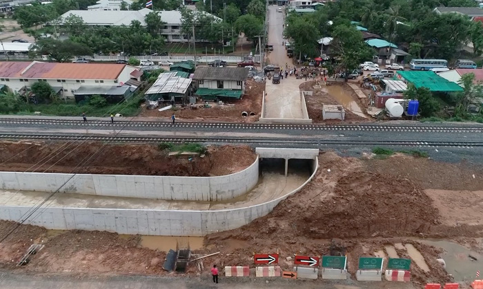 ผู้ว่าฯ ขอนแก่น ลุยสำรวจอุโมงค์ทางรอดรถไฟทางคู่ เร่งช่วยเหลือบรรเทาทุกข์ชาวบ้าน