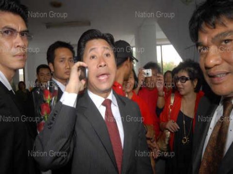 จักรภพ ขู่ใช้อาวุธโค่นรัฐบาล อภิสิทธิ์