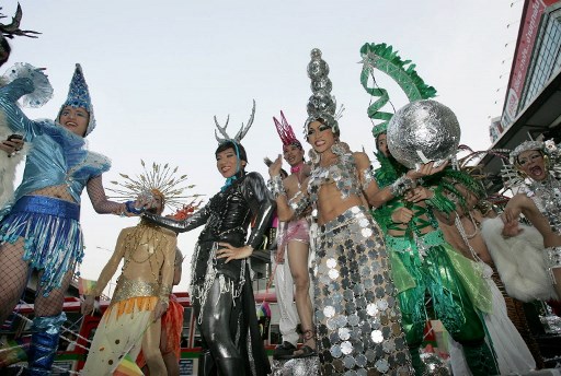 เหล่าชาวเพศหลากหลายที่แต่งตัวมาในชุดแฟนซีในงาน Gay parade ที่กรุงเทพฯ 5 พฤศจิกายน 2006