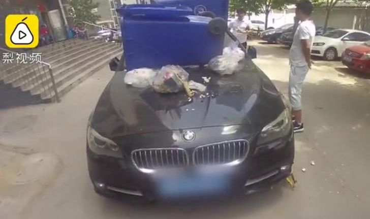 ชายจีนจอดรถไม่เป็นที่เจอจัดหนัก ทุ่มด้วยถังขยะ-ทุบกระจกร้าว