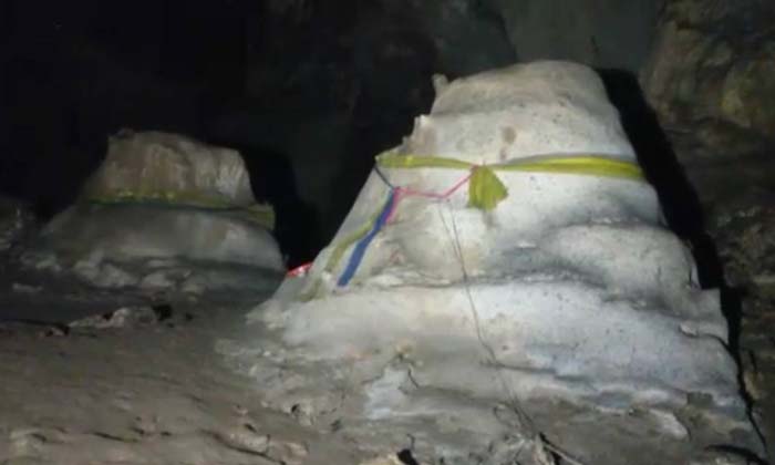 แปลก! สำรวจถ้ำพบหินงอกคล้ายเจดีย์ 3 ยอด ชาวบ้านแห่ชม-ผูกผ้าสี