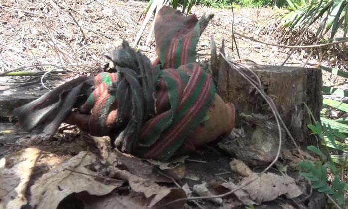 จะเป็นลม! พบผ้าห่อดินในสวนปาล์ม ขุดดูเจอระเบิด M26