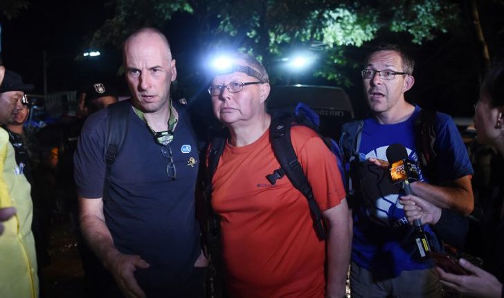 นักสำรวจถ้ำอังกฤษ เล่านาทีเงยหน้าเจอทีมหมูป่า 13 ชีวิต เพราะ "เชือกหมดพอดี"