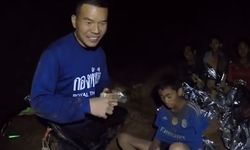 อีกคลิปในถ้ำหลวง "หมอภาคย์" ตรวจร่างกาย-ทำแผลทีมหมูป่า ยิ้มสู้ชู 2 นิ้ว