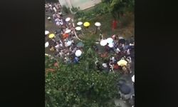 พลังหญิง! นศ.สาวจีนทิ้งร่มรุมช่วยอาจารย์ชาย ต้นไม้ใหญ่ล้มทับกลางฝน