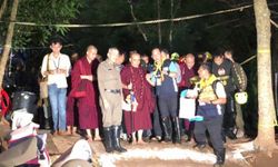 "ครูบาบุญชุ่ม" ทำพิธีเปิดถ้ำหลวง อวยพรให้ 13 ชีวิตออกมาปลอดภัย