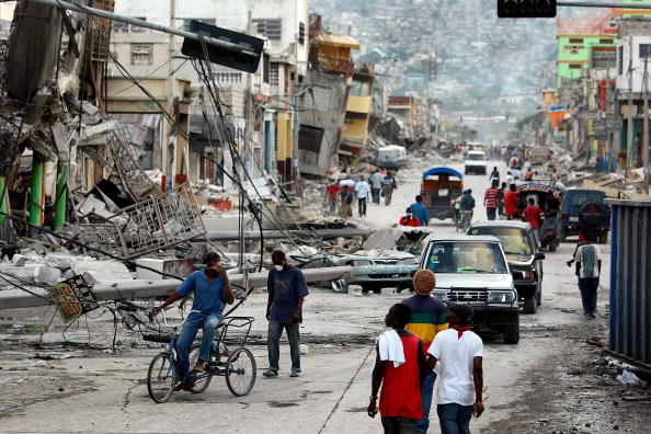 ภาพของบ้านเมืองที่ถูกทำลายลงหลังจากเกิดแผ่นดินไหวครั้งใหญ่ที่ประเทศเฮติ เมื่อวันที่ 16 มกราคม 2010 / Gettyimages