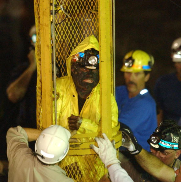 ผู้ประสบภัยคนที่ 3 จากทั้งหมด 9 คน ถูกช่วยออกมาจากเหมือง Quecreek / Getty Images