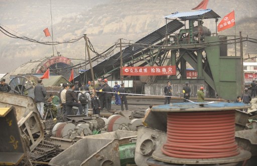 เหมืองถ่านหิน Wangjialing ในมณฑลซานซี ที่ซึ่งคนงานหลายชีวิตถูกช่วยออกมาหลังจากที่เหมืองถูกน้ำท่วม /AFP PHOTO/Peter PARKS