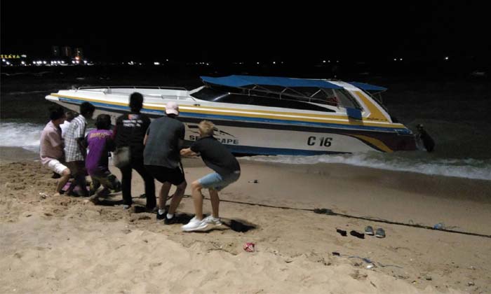 พายุ "มาเรีย" ส่งผลคลื่นแรง พัดเรือสปีดโบ๊ทเกยหาดพัทยา นทท.นับสิบรุดช่วยหวั่นล่ม