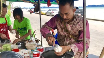 สีสันเมืองพัทยา พ่อค้ารักชาติแต่งชุดไทยสะพายดาบขายไอศกรีม เรียกรอยยิ้ม นทท.