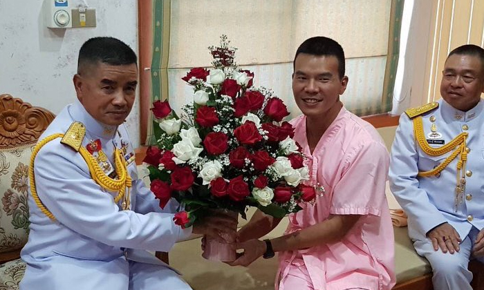 ภาพล่าสุด "หมอภาคย์" แพทย์ทหารขวัญใจคนไทย ยิ้มสดใสในชุดคนไข้สีชมพู