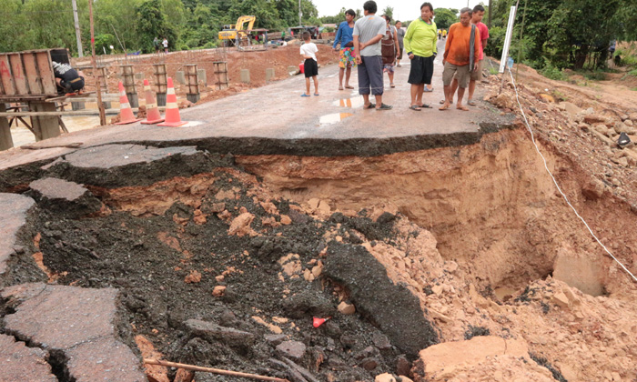 ฝนถล่มน้ำกัดเซาะถนนสายหลักขาด เร่งสร้างสะพานชั่วคราวให้ชาวบ้านสัญจรด่วน