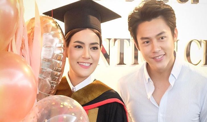 หวานมาก "หมาก ปริญ" หอบดอกไม้ยินดี "คิมเบอร์ลี่" รับปริญญา