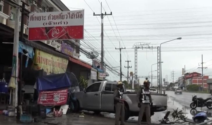 ฝนกระหน่ำ-กระบะป้ายแดงลื่นหมุนคว้างพุ่งชนร้านก๋วยเตี๋ยวไส้เนื้อชื่อดังเสียหายยับ