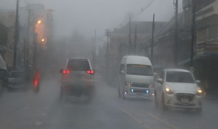 ฝนถล่มเมืองตรัง ไฟฟ้าดับทั้งเมือง-เครื่องบินลงจอดสนามบินไม่ได้ต้องรอลมสงบ