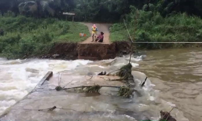 "เซินติญ" ทำฝนตกหนัก-น้ำป่าไหลหลาก ซัดสะพานที่หัวหินขาด 2 แห่ง จนท.เร่งช่วยเหลือด่วน