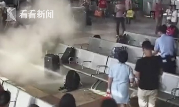 แตกกระเจิง ชายจีนชาร์จแบต-เล่นมือถือในสถานีรถไฟ เกิดไฟไหม้ควันลอยโขมง