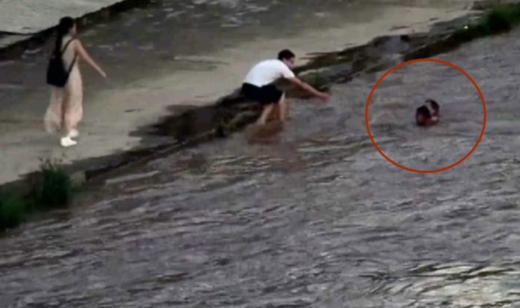 นาทีชีวิต ตำรวจจีนโดดลงแม่น้ำไหลเชี่ยว ช่วยเด็กชายจมน้ำรอดหวุดหวิด