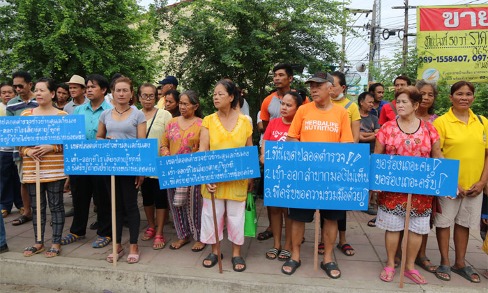 เหลืออด! ชาวบ้านถือป้ายประท้วง รถจอดขวางทางเข้าออกชุมชน สุ่มเสี่ยงอุบัติเหตุ