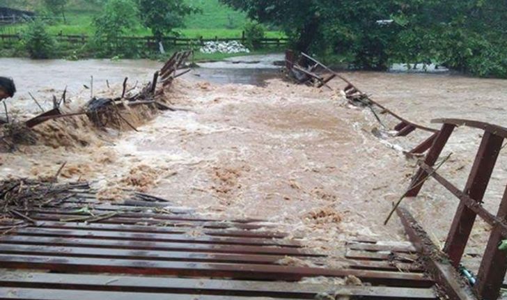 สะพานเหล็กยังขาด พิษฝนน้ำป่าไหลทะลักตัดขาดพื้นที่ท่าสองยาง