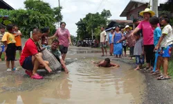 สุดจะทนแล้ว! ชาวบ้านกอก อาบน้ำ ดำนากลางถนนชำรุด หลังทนลำบากร่วม 20 ปี