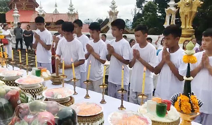 อนุโมทนาบุญ "ทีมหมูป่า" บวงสรวงพระธาตุดอยเวา ก่อนเข้าพิธีปลงผมนาค (มีคลิป)