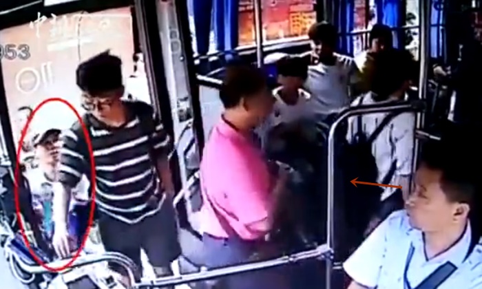 สุดยอดคนขับรถเมล์ ตามทวงมือถือจากหัวขโมยให้ผู้โดยสารถูกล้วงกระเป๋า (มีคลิป)
